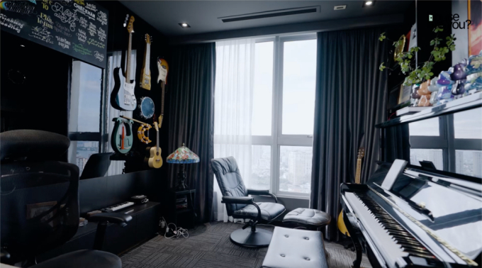 Những hình ảnh khác trên Cafe F cho thấy phòng làm việc của nhạc sĩ rất chill với view nhìn xuống phố, tràn đầy cảm hứng từ âm nhạc.