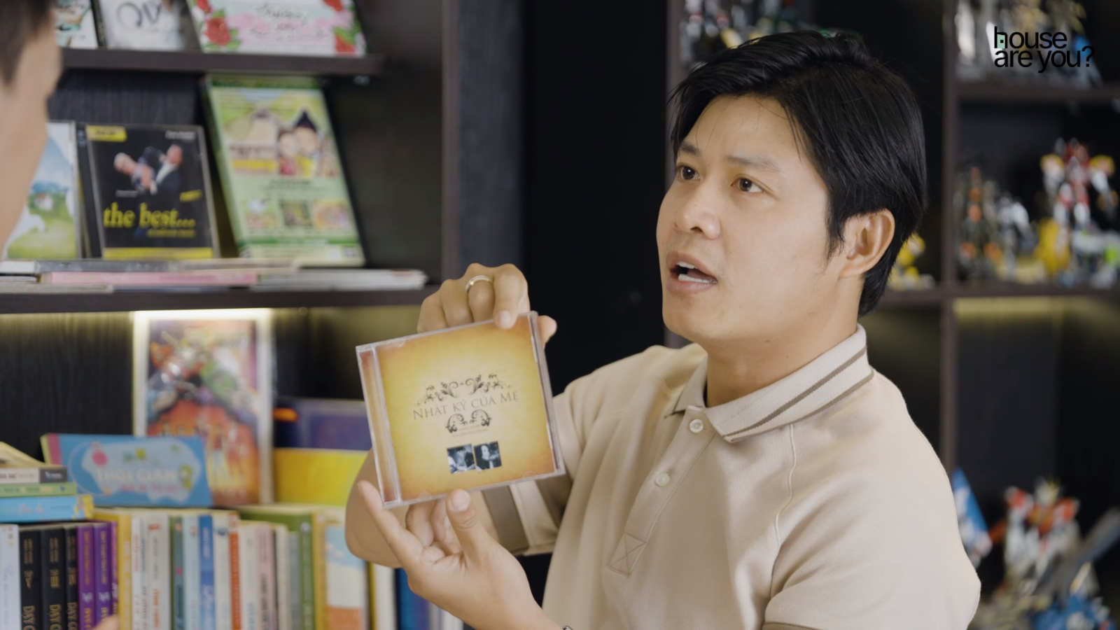 Và góc đặc biệt trong nhà nhạc sĩ Nguyễn Văn Chung, một góc mang cả một bầu trời kỷ niệm. Đây chính là giá sách được nhạc sĩ trưng bày các đĩa CD, Album nhạc mà mình đã từng tham gia sáng tác, sản xuất trong suốt 20 năm qua. Trên đó có thể dễ dàng nhận thấy những bài hát nổi đình đám với các 9x, thậm chí 8x như Chiếc khăn gió ấm, Con đường mưa, Ngôi nhà hoa hồng hay Nhật ký của mẹ, bài hát được coi là dấu mốc quan trọng trong hành trình làm nghề của nhạc sĩ.