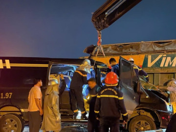 Kịp thời cứu nạn người mắc kẹt trong xe ô tô lúc rạng sáng