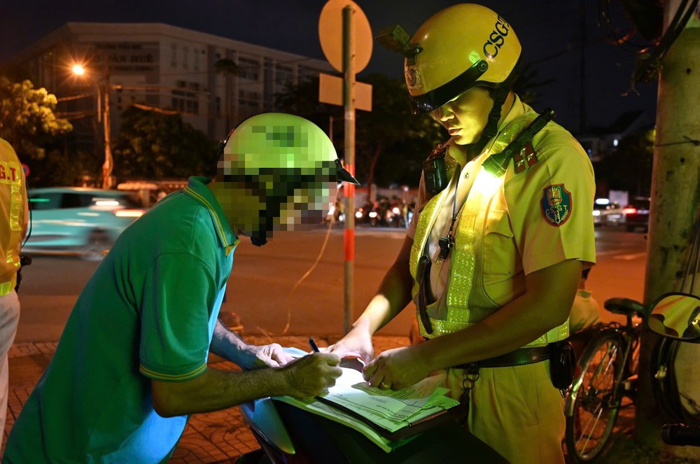 Ông ĐMS (61 tuổi) vi phạm nồng độ cồn 0,112 mg/lít khí thở. Ảnh: PHẠM HẢI