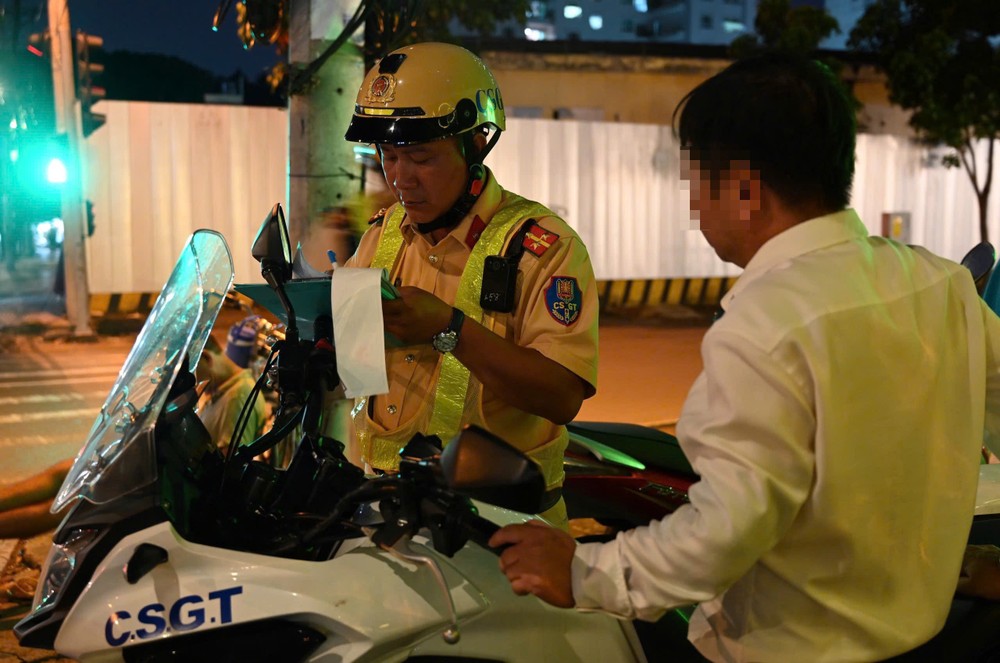 Ông VVT (48 tuổi, TP.HCM) bị phát hiện lái xe với nồng độ cồn 1,224 mg/lít khí thở, cao hơn 3 lần mức kịch khung. Ảnh: PHẠM HẢI