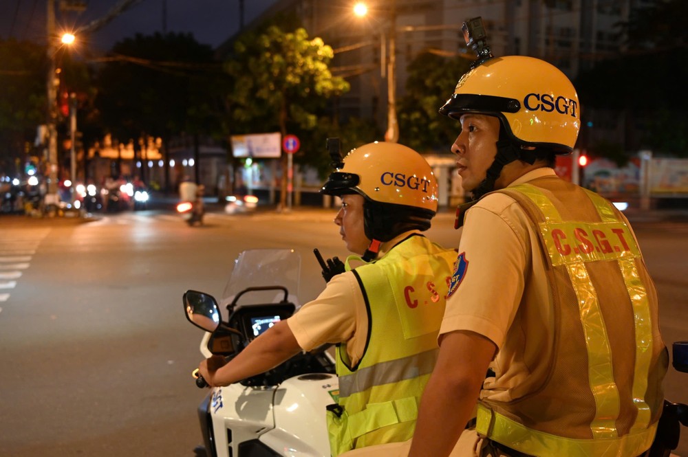 Tối 10-11, Đội CSGT Tân Sơn Nhất lập chốt kiểm soát kết hợp tuần tra lưu động xử lý chuyên đề nồng độ cồn tại giao lộ Hồng Hà – Hoàng Minh Giám, phát hiện nhiều trường hợp vi phạm. Ảnh: PHẠM HẢI