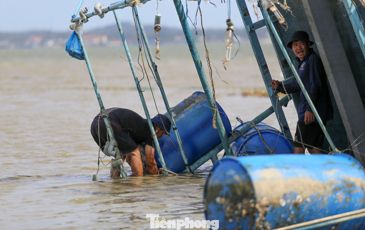 Ngư dân chạy đua với thời gian để cứu tàu, hy vọng “cứu được phần nào hay phần đó”. Ảnh: Trương Định