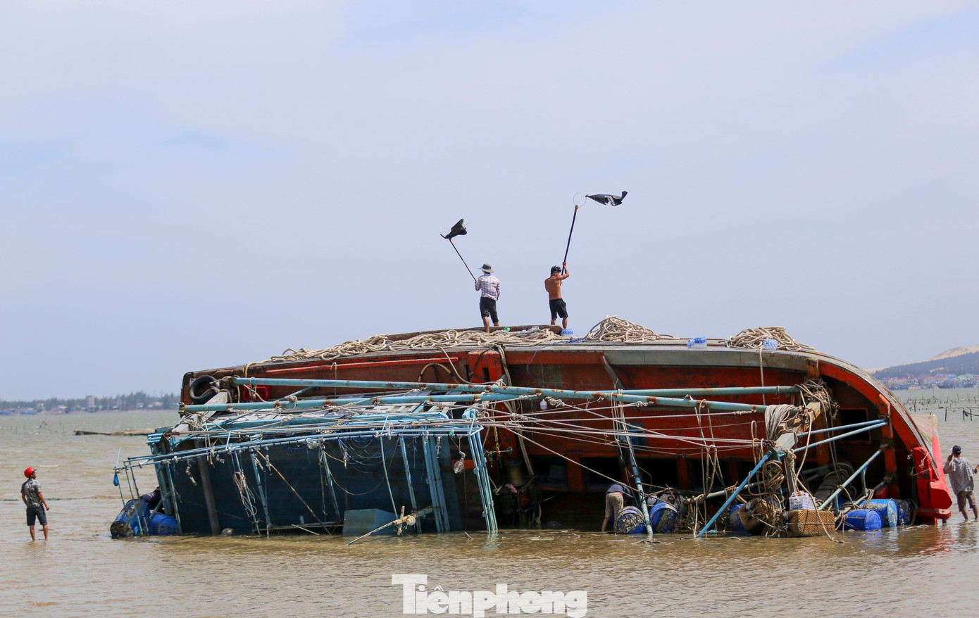 Con tàu của anh Tâm bị gió bão, sóng biển đánh lật. Ảnh: Trương Định