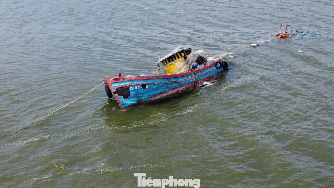 “Chưa khi nào chúng tôi gặp cơn bão mạnh và dữ dội đến vậy”, đó là chia sẻ chung của nhiều ngư dân Đề Gi khi được hỏi về bão số 13 (Kalmaegi) quét qua. Dù đã nhiều lần ra khơi, từng chạy bão không ít, họ vẫn không khỏi bàng hoàng trước sức gió khủng khiếp lần này. Ảnh: Trương Định