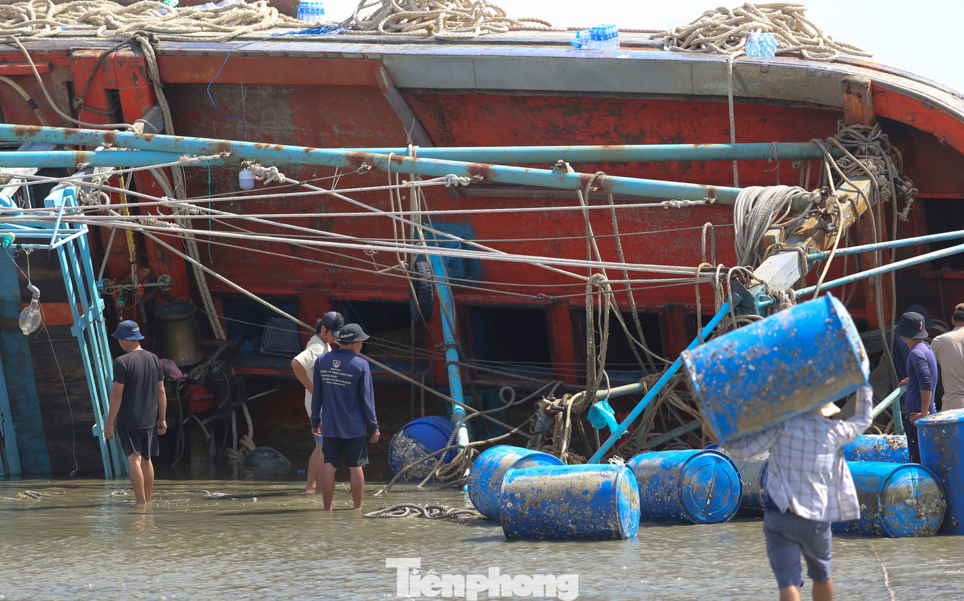 Ngư dân căng mình giải cứu tàu cá mắc cạn sau bão - 5
