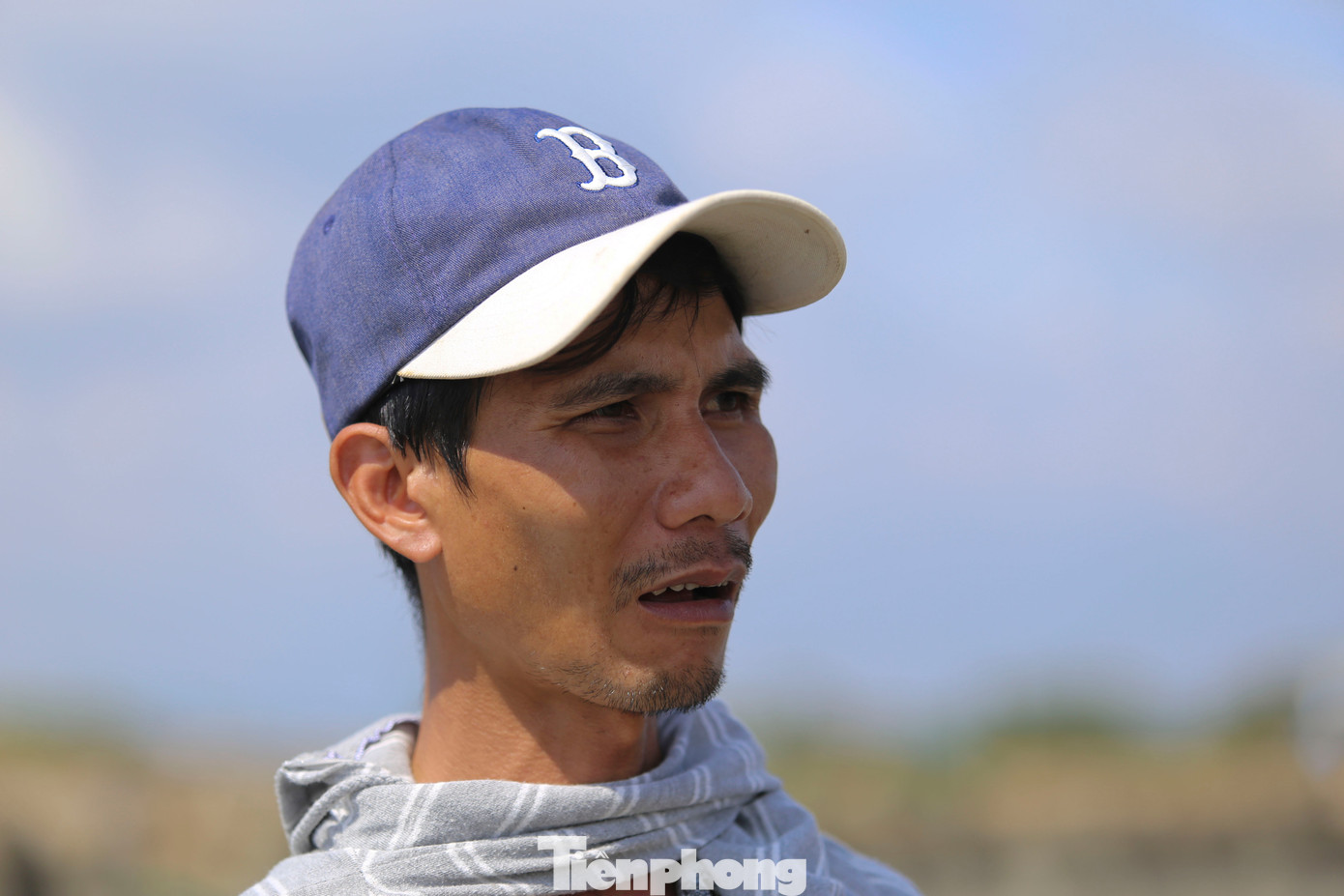 Với ngư dân, con tàu là cả một gia tài lớn, nhưng giờ đây bị gió bão quật ngã gây hư hỏng, nhiều ngư dân nguy cơ trắng tay, nợ nần. Ảnh: Trương Định