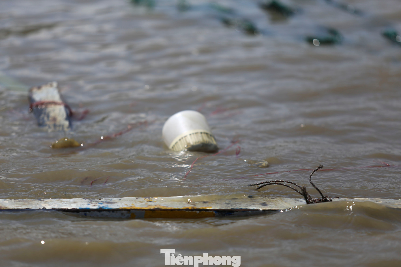 Hệ thống đèn trên tàu bị gió bão làm hư hỏng. Ảnh: Trương Định