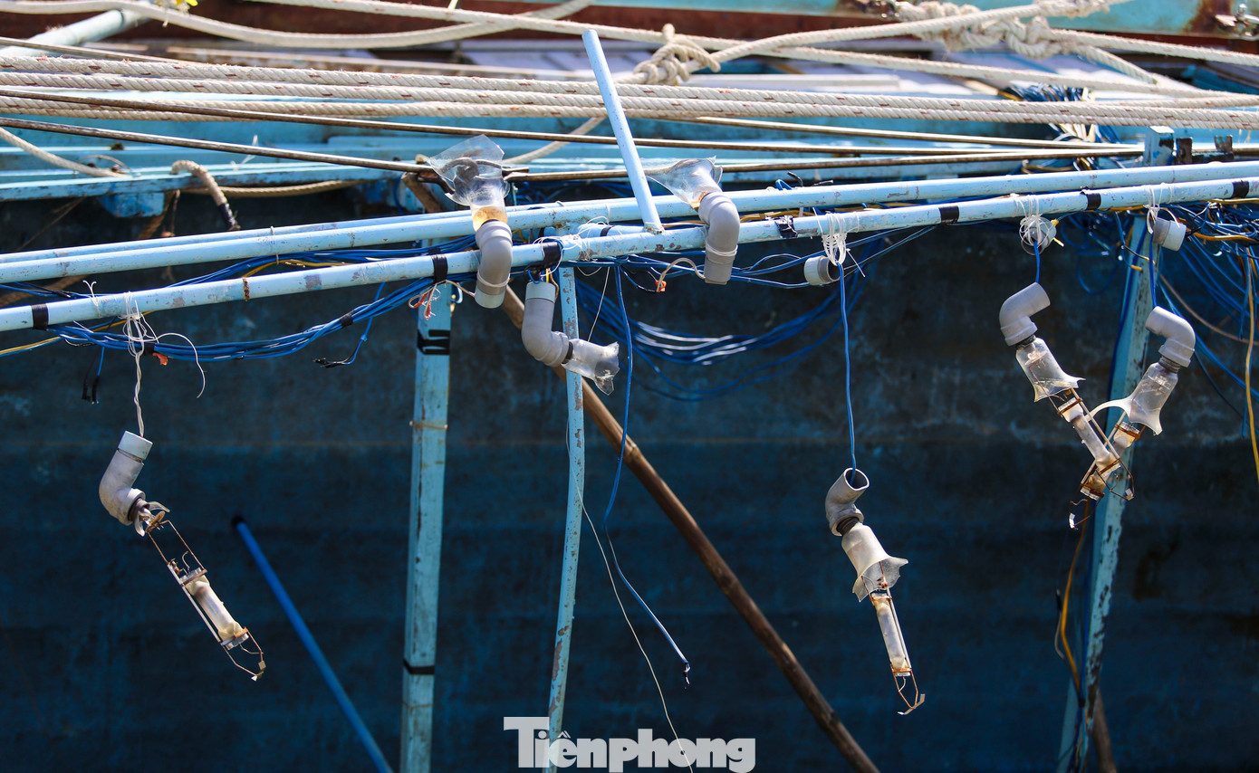 Ngư dân căng mình giải cứu tàu cá mắc cạn sau bão - 9