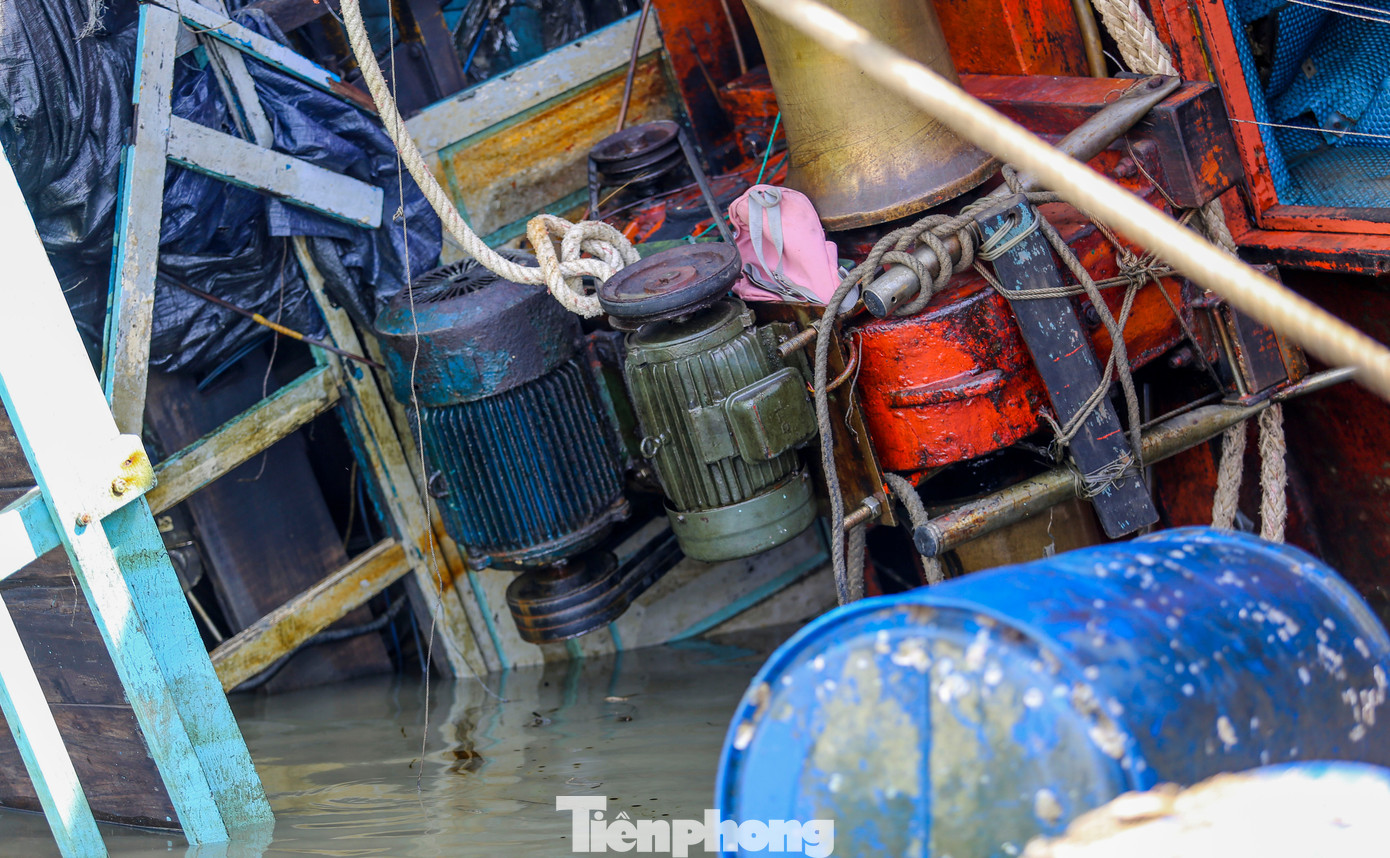 Hệ thống máy tàu nguy cơ ngập nước, hư hỏng. Ảnh: Trương Định