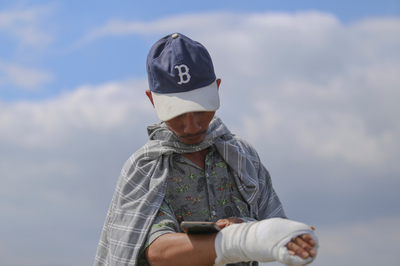 Anh Trần Văn Tâm (34 tuổi, thôn Chánh Lợi, xã Đề Gi, chủ tàu cá BĐ 93766-TS) với bàn tay gãy được bệnh viện thông báo phẫu thuật, nhưng vẫn lao ra biển cùng mọi người cứu con tàu bị gió bão quật ngã. Anh Tâm bảo, nhìn cả gia tài nằm dưới đầm, bản thân như đang “ngồi trên đống lửa”, nếu không cứu kịp thời vài hôm nữa sóng biển sẽ vùi lấp mất xác con tàu. Ảnh: Trương Định