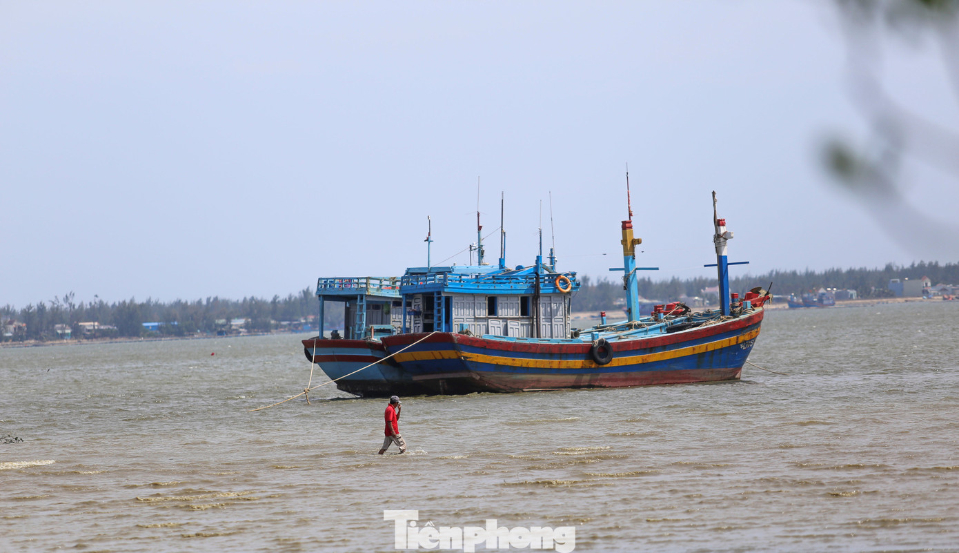 Ngư dân căng mình giải cứu tàu cá mắc cạn sau bão - 19