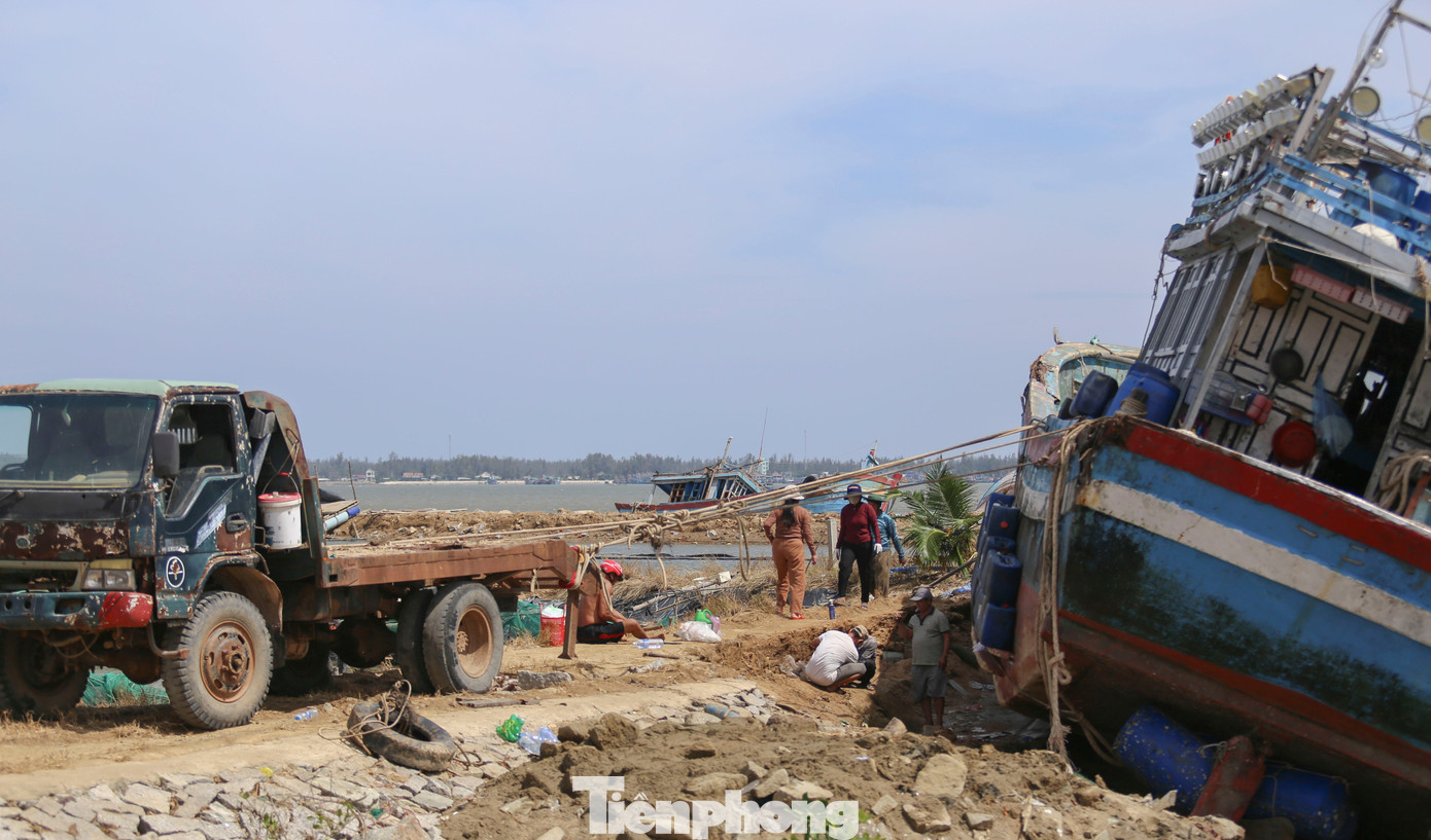 Ngư dân căng mình giải cứu tàu cá mắc cạn sau bão - 17
