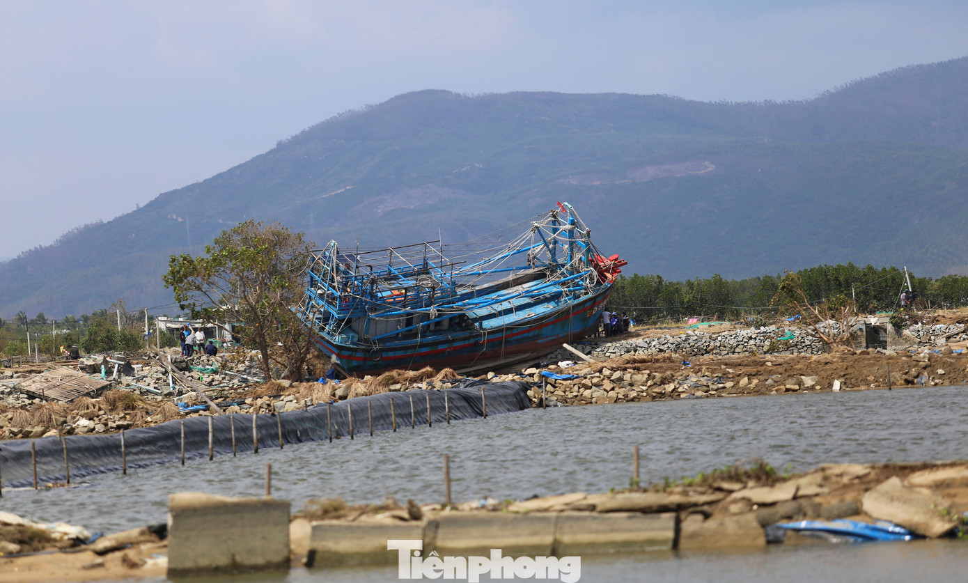 Những con tàu bị gió bão, sóng biển đẩy trôi dạt hàng trăm mét so với vị trí neo đậu ban đầu, mắc cạn. Ảnh: Trương Định