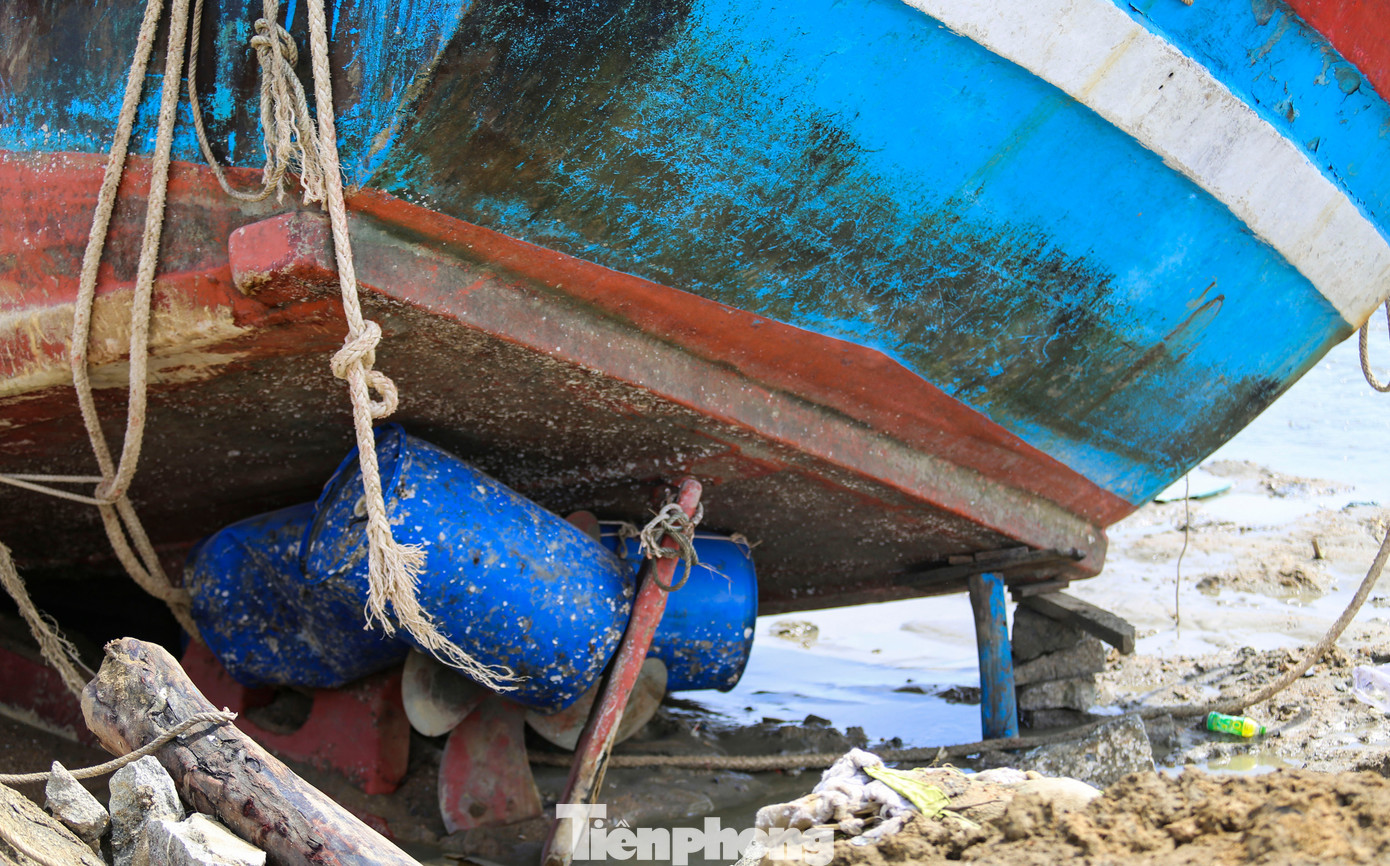Ngư dân căng mình giải cứu tàu cá mắc cạn sau bão - 15