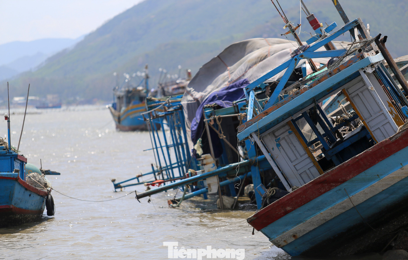 Sau cơn bão dữ, ngư dân vùng ven biển Gia Lai đang gắng gượng cứu những con tàu trị giá hàng tỉ đồng bị sóng đánh chìm, mắc cạn. Ảnh: Trương Định