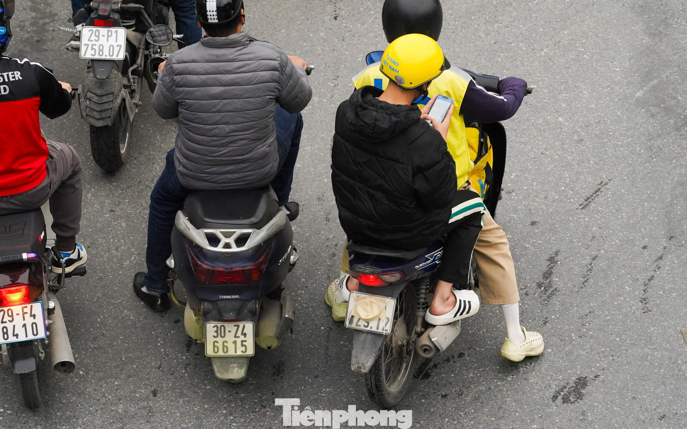 Theo Phòng CSGT Hà Nội, việc triển khai hệ thống camera AI giúp nâng cao hiệu quả quản lý, giảm áp lực cho cảnh sát giao thông và góp phần hình thành ý thức tự giác của người tham gia giao thông. Tuy nhiên, một số người dân lại tìm đủ chiêu trò che biển số, tránh sự giám sát.