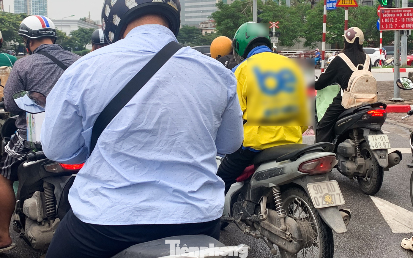 Tài xế xe ôm công nghệ dùng miếng dán hoạt hình để che một phần biển số xe.