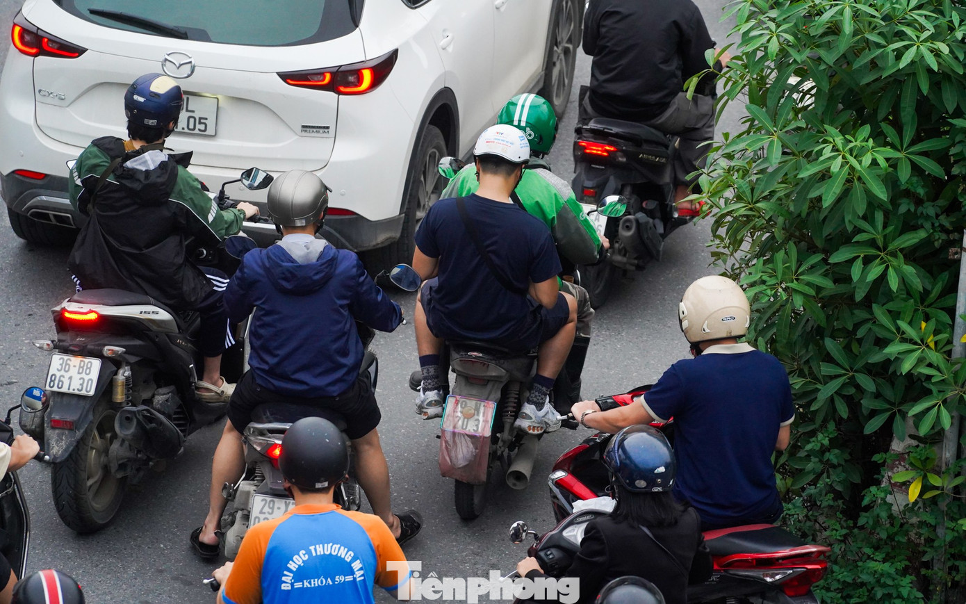 Trên nhiều tuyến phố của Thủ đô, không khó để bắt gặp những tài xế xe ôm công nghệ, shipper... cố tình che biển số.