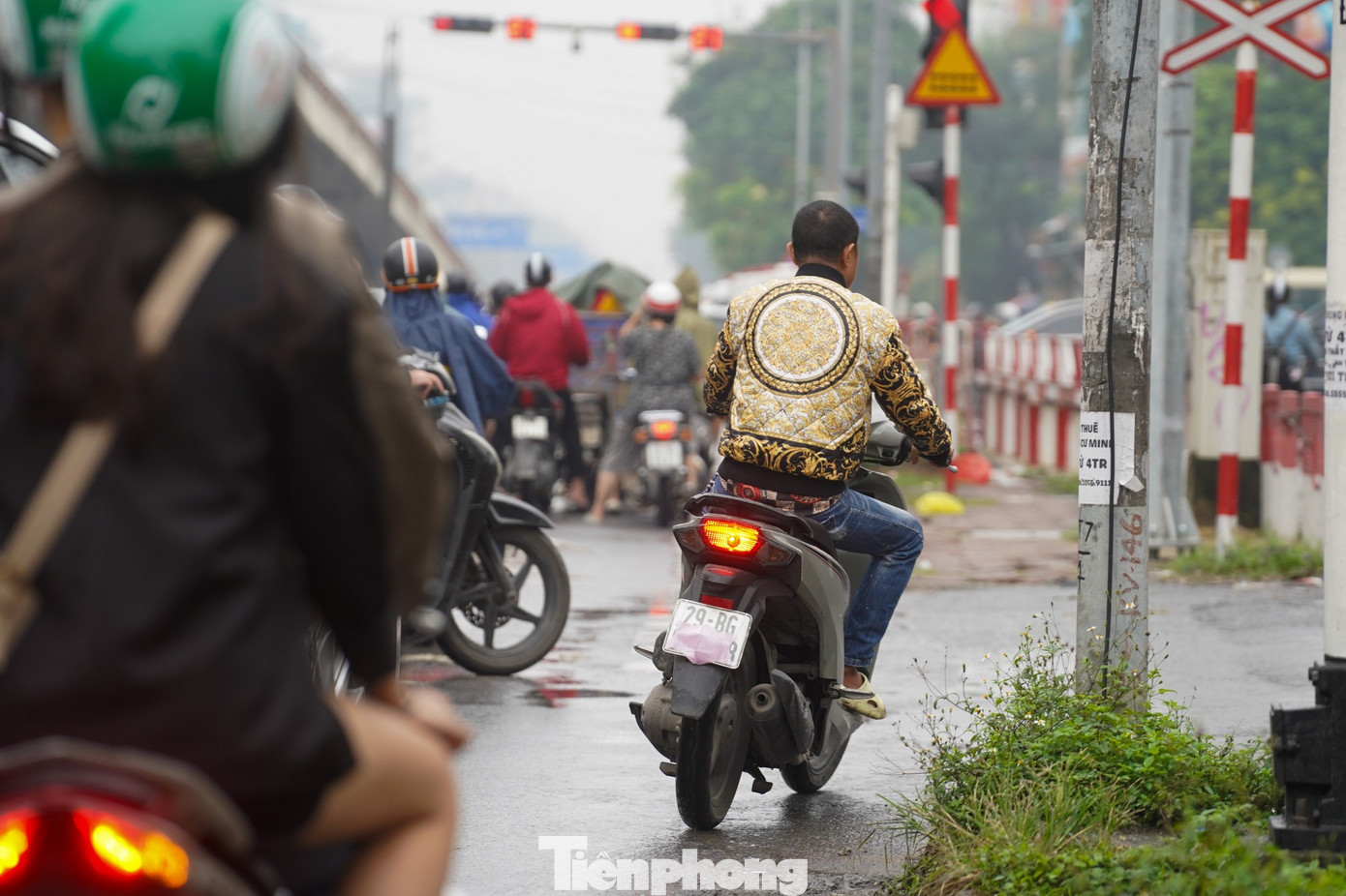 Không chỉ các tài xế xe ôm hay shipper, tình trạng che biển số còn xuất hiện ở nhiều người dân. Trong ảnh là một người điều khiển phương tiện trên đường Giải Phóng, che biển số và không đội mũ bảo hiểm.