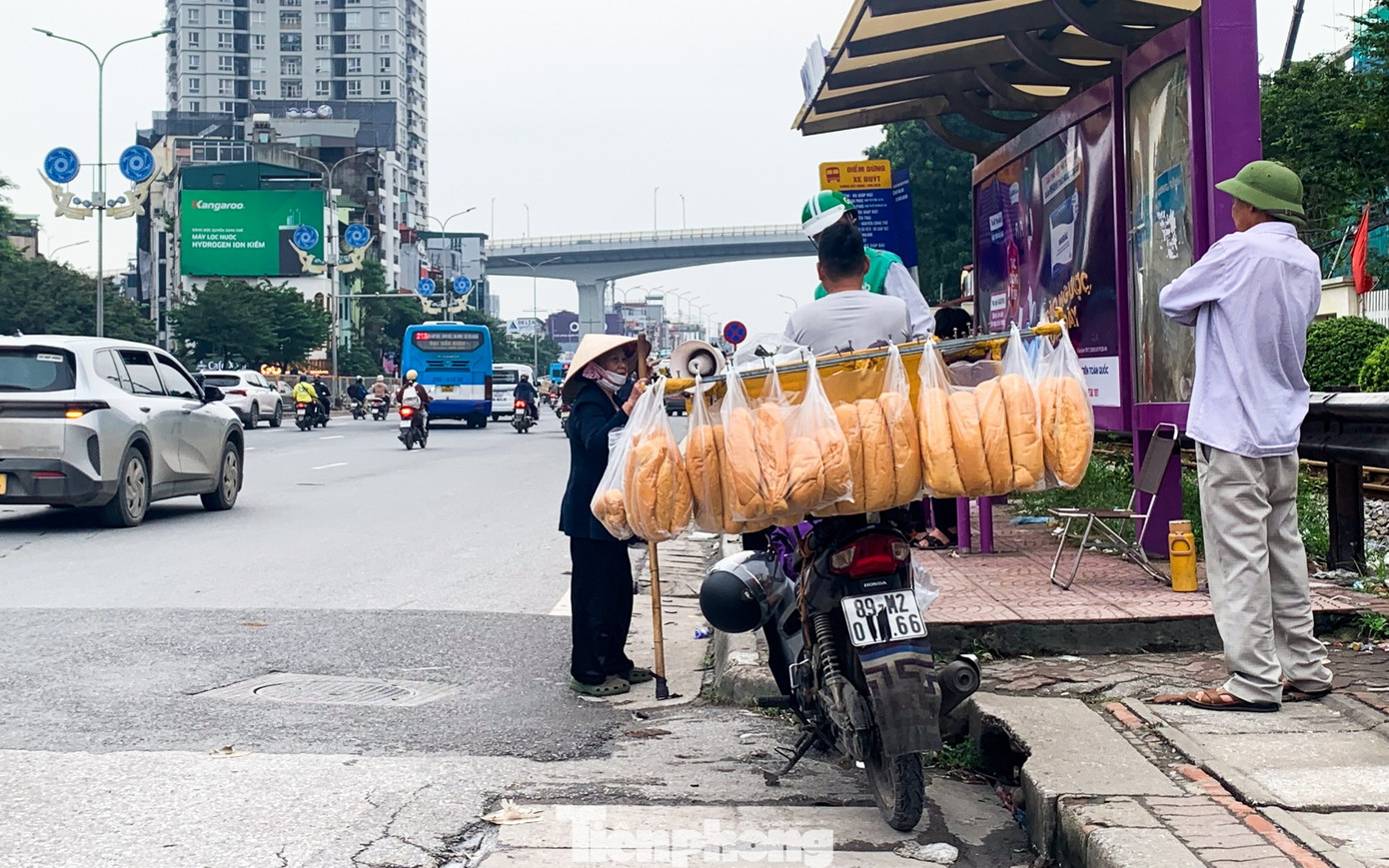 Một người bán bánh mì dưới lòng đường cũng dùng băng dính đen để che biển số xe.