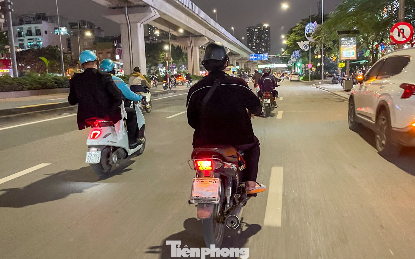 Tình trạng này xuất hiện thường xuyên trên đường phố Hà Nội.