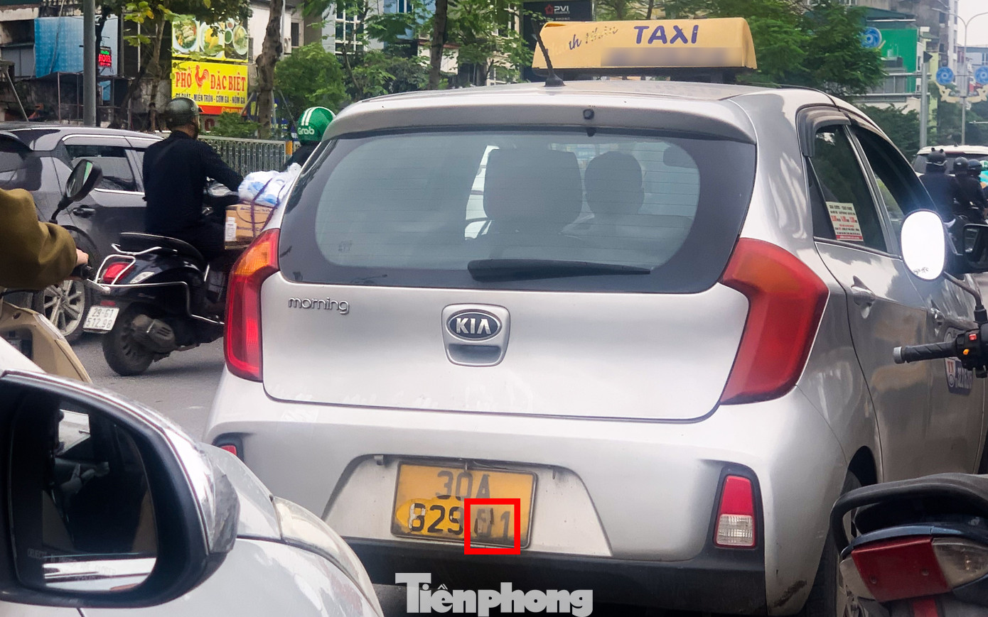 Một chiếc ô tô taxi vẽ lên biển số, khiến việc nhận diện phương tiện trở nên khó khăn và gây trở ngại cho hệ thống camera AI trong việc giám sát và xử lý vi phạm.