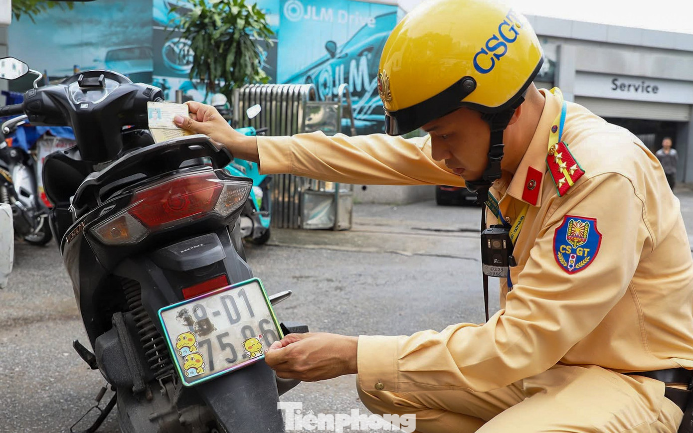 Theo quy định tại điểm b khoản 3 Điều 14, Nghị định 168/2024/NĐ-CP, thì người điều khiển xe máy sẽ bị phạt tiền từ 4 - 6 triệu đồng cho hành vi cố tình che biển số xe máy.