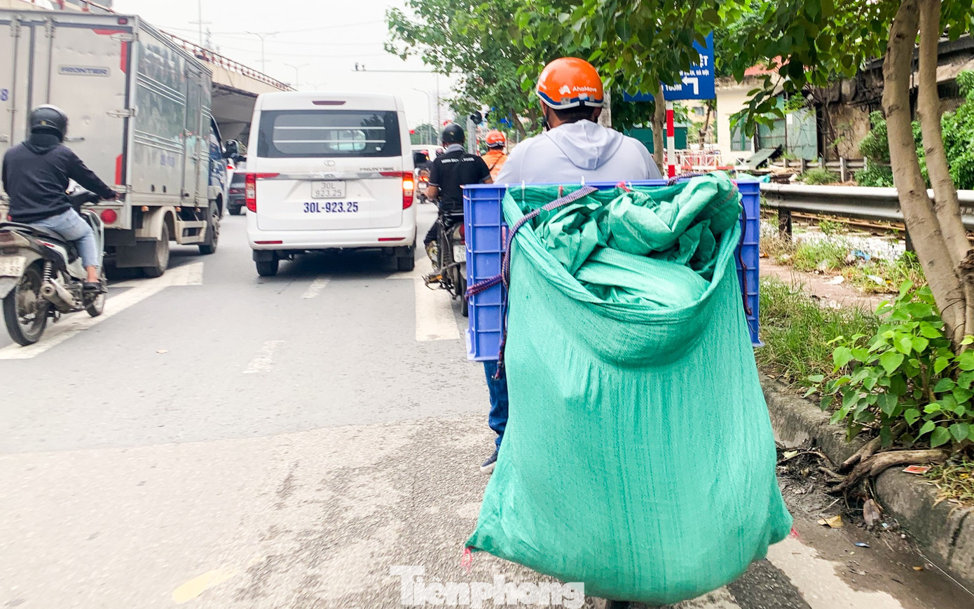 Nhiều shipper chở hàng cố tình để bao tải, hàng hóa che biển số khi lưu thông