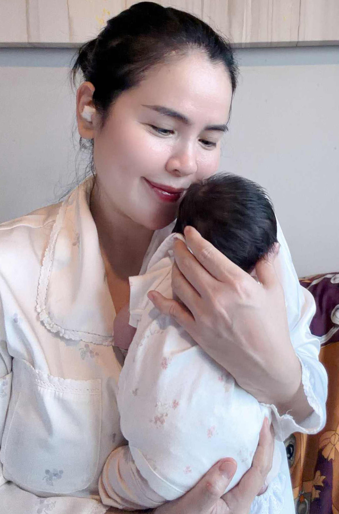 Phương Lê bên con gái hai tuần tuổi Ivanka Lương.
