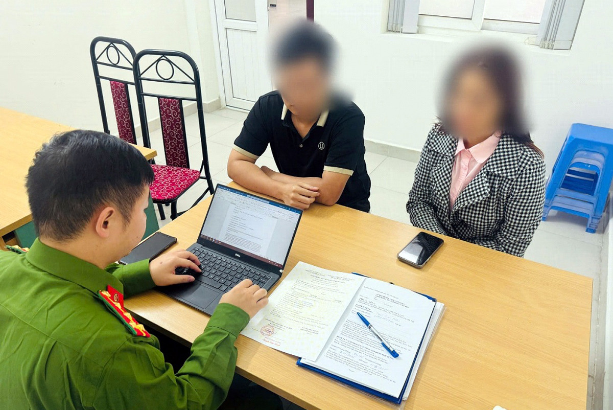 Công an phường Ô Chợ Dừa làm việc với bà N.T.Q.H - chủ khách sạn trên phố Hàng Cháo. Ảnh: CACC