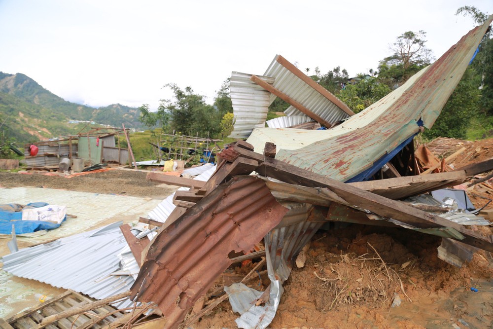 Mất nhà sau sạt lở, người dân tay trắng gây dựng lại cuộc sống - 4