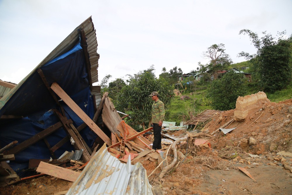 Mất nhà sau sạt lở, người dân chật vật gây dựng lại cuộc sống. Clip: Thanh Nhật