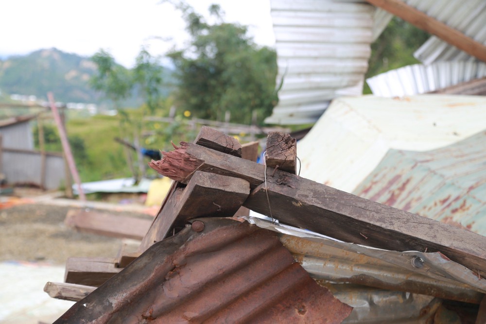 Các cấu kiện trong ngôi nhà không còn tận dụng được. Ảnh: Thanh Nhật