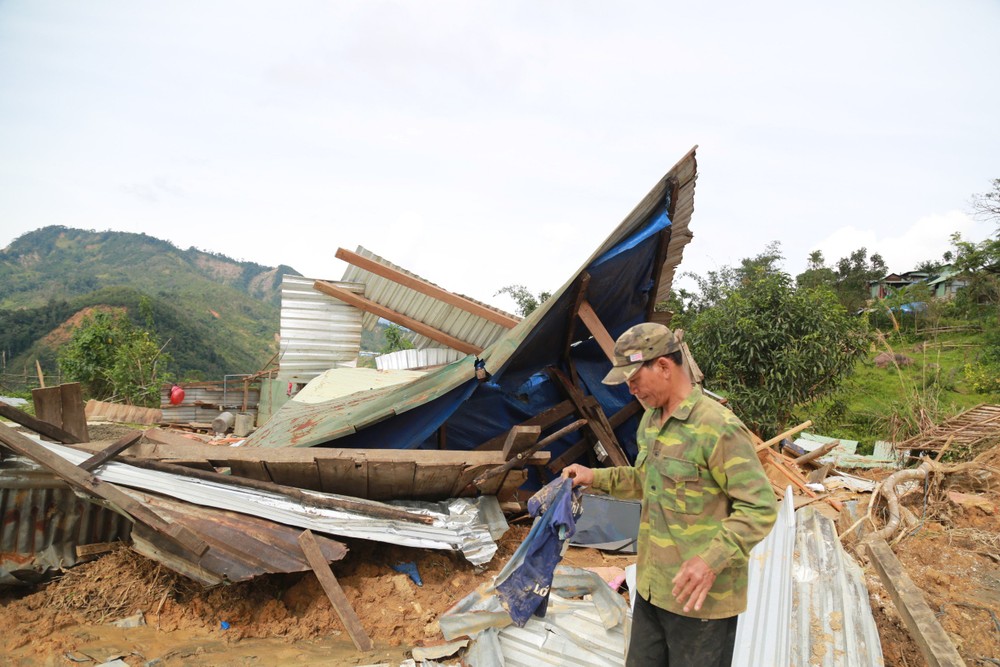 Mất nhà sau sạt lở, người dân tay trắng gây dựng lại cuộc sống - 2