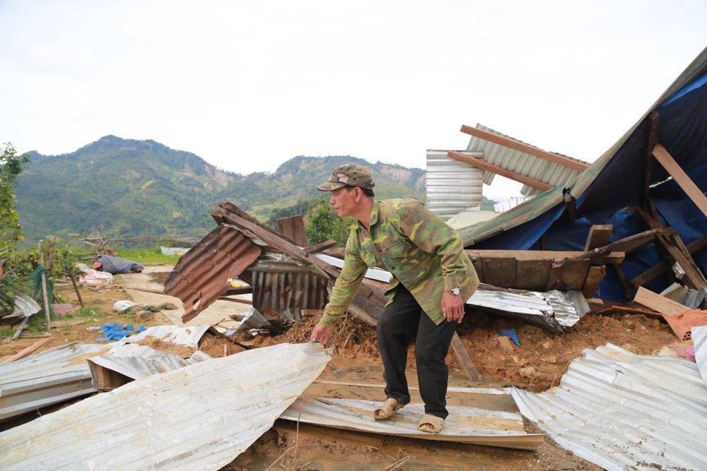 Căn nhà của ông Phong vừa mới xây gần một tháng đã bị sạt lở vùi lấp. Ảnh: Thanh Nhật