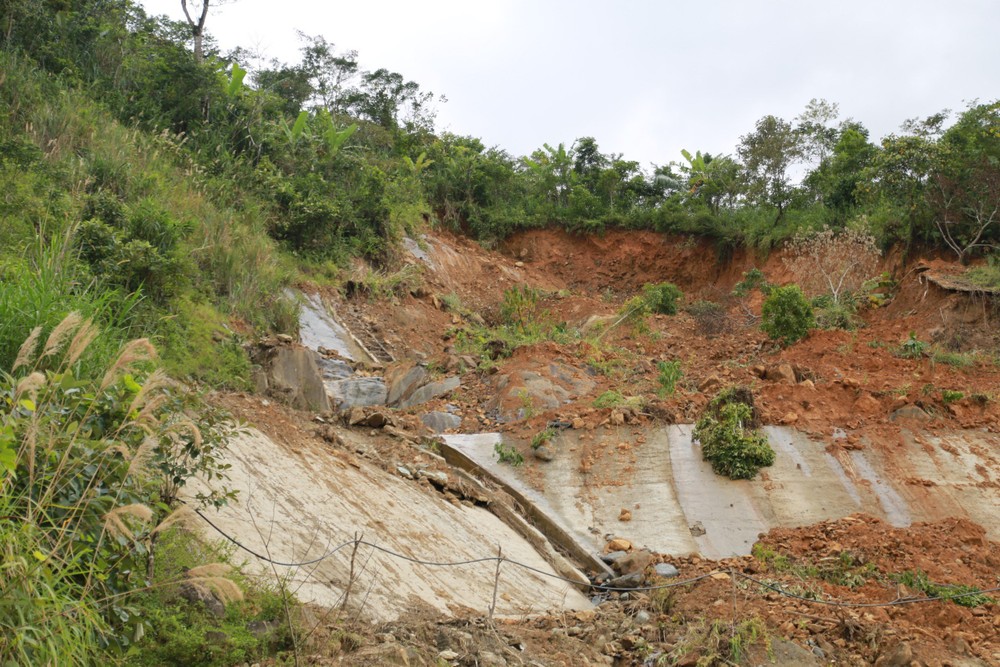 Mất nhà sau sạt lở, người dân tay trắng gây dựng lại cuộc sống - 9
