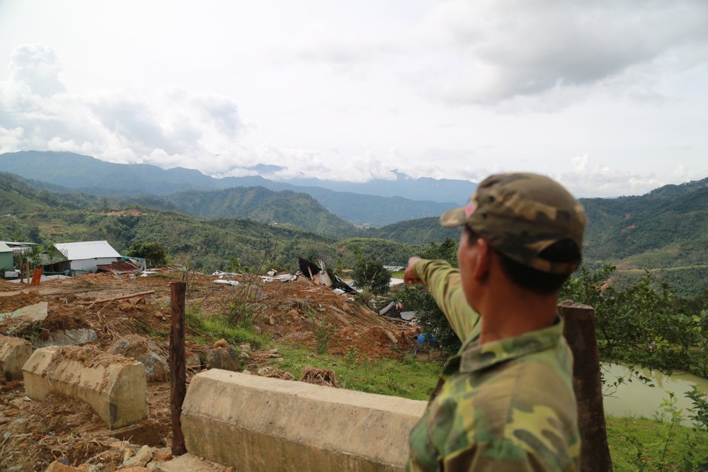 Mất nhà sau sạt lở, người dân tay trắng gây dựng lại cuộc sống - 10