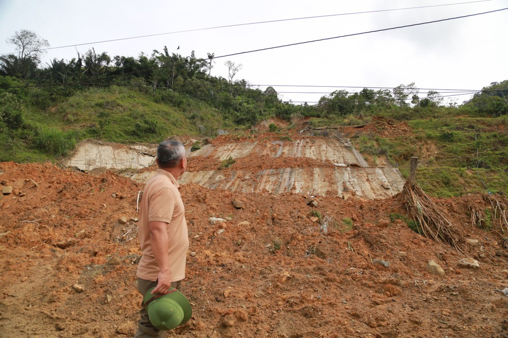 Mất nhà sau sạt lở, người dân tay trắng gây dựng lại cuộc sống - 7