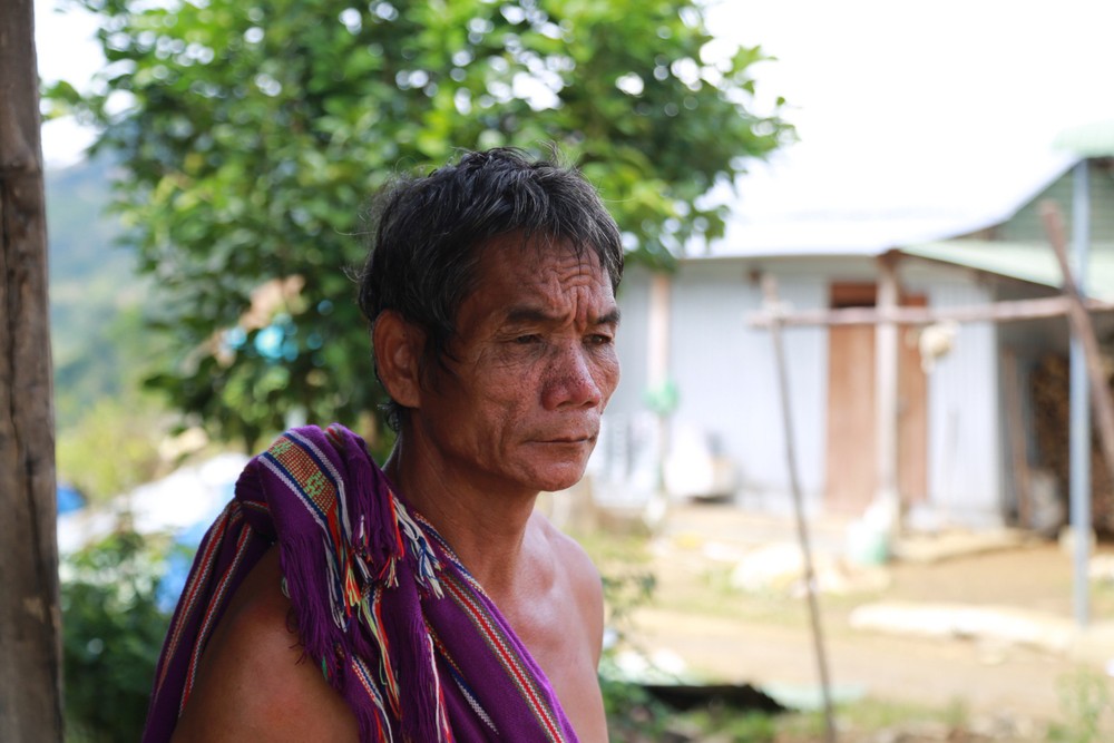 Ông Hồ Văn Bơm sợ hãi, dù ngôi nhà của ông không bị vùi lấp. Ảnh: Thanh Nhật