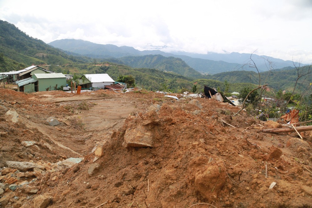 Hàng ngàn mét khối đất sạt xuống san phẳng khu dân cư. Ảnh: Thanh Nhật