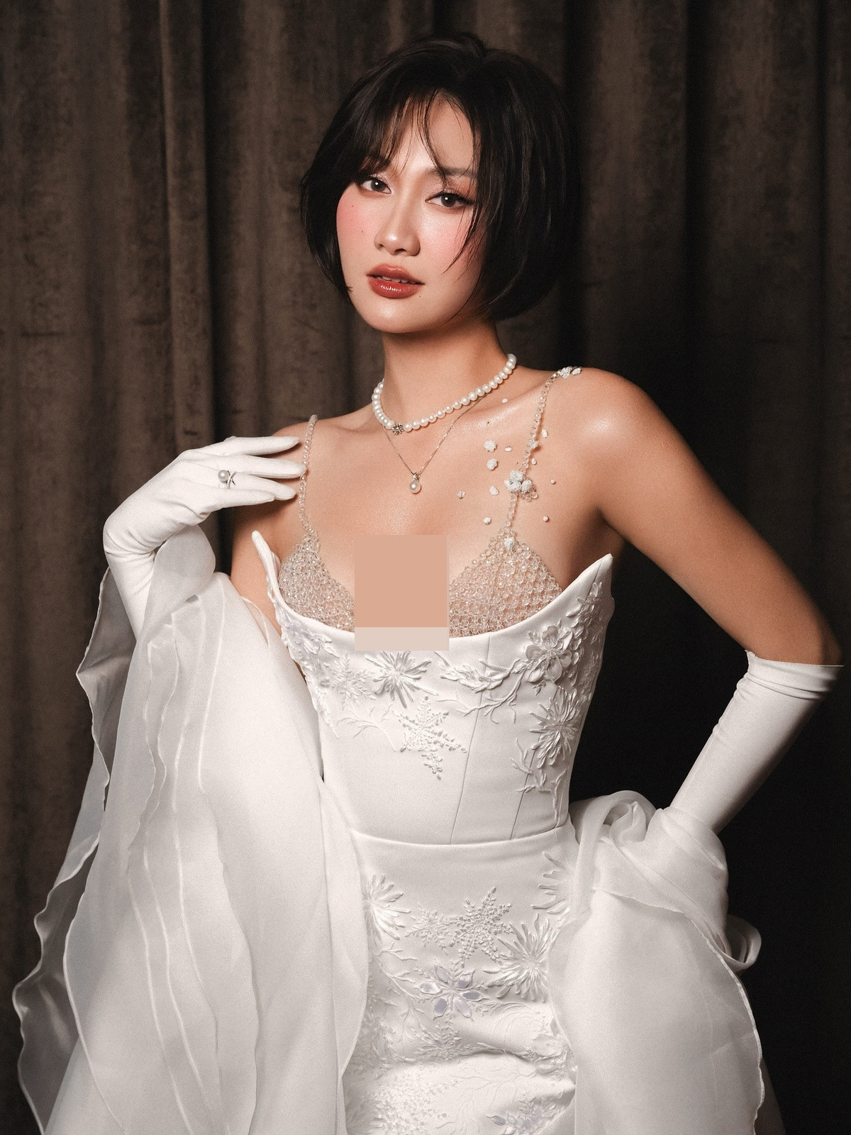 Từ một nhân viên văn phòng, Phương Linh là một nàng hậu. Trong cuộc phỏng vấn với Vietnamnet vào tháng 10/2025, Phương Linh cho hay, cô phải đối mặt với lịch trình liên tục thay đổi, phải học hỏi và thích ứng nhanh mỗi ngày sau khi đăng quang. Ảnh: FB Phương Linh.