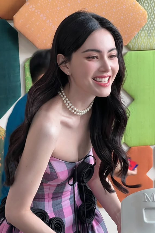 Trước khi là cô dâu tháng 11 lộng lẫy xinh đẹp, ma nữ Mai Davika đã là ngọc nữ xinh đẹp trong làng giải trí Thái Lan.