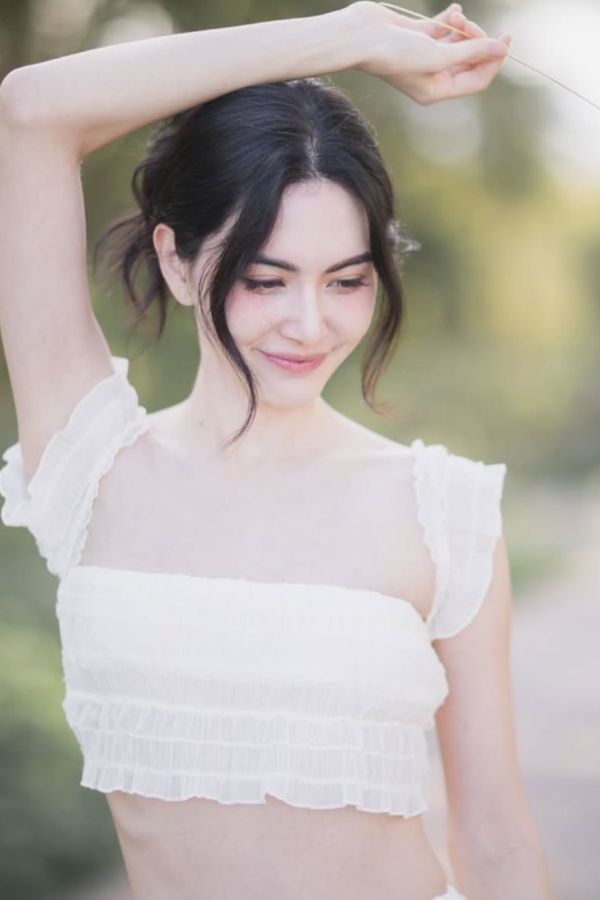 Đặc biệt, người đẹp thường khoe vòng eo thon gọn, sexy của mình.