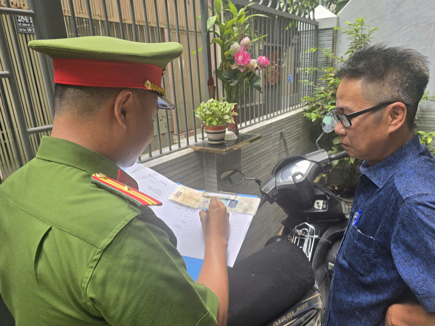 Công an TPHCM đến tận nhà dân làm sạch dữ liệu bằng lái xe. Ảnh PC08