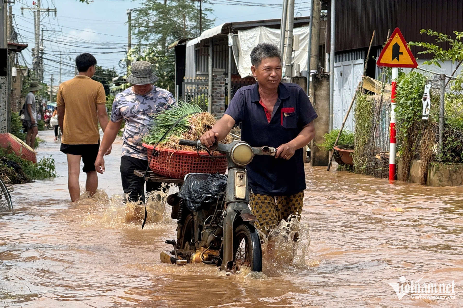 Nhiều khu dân cư ở Đồng Nai ngập cả mét, cụ bà được cứu kịp thời giữa biển nước - 3