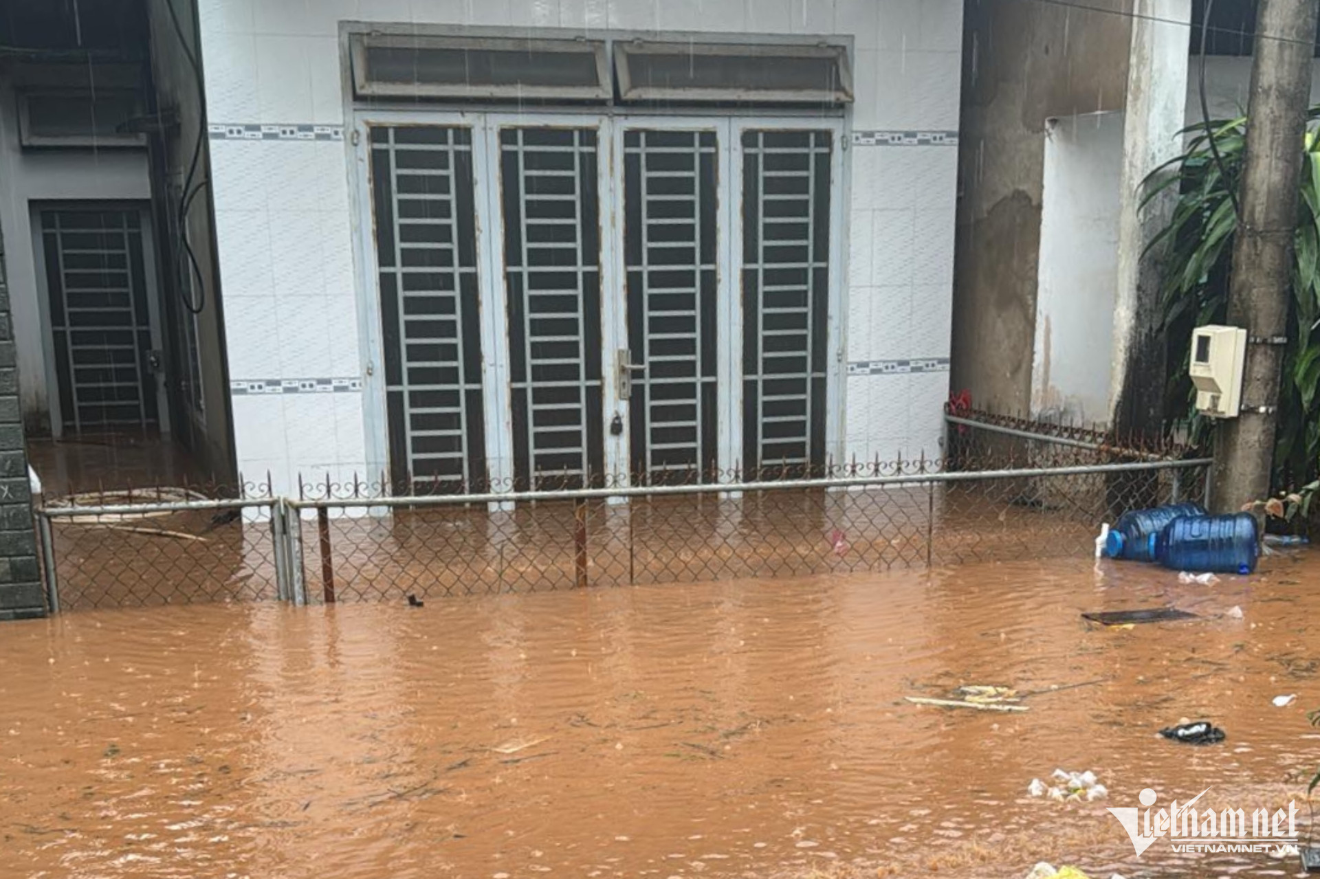 Một nhà dân bị ngập sâu gần cả mét.