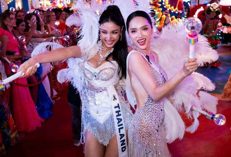 Tham gia các hoạt động, Hương Giang luôn tràn đầy năng lượng. Người đẹp còn ghi điểm nhờ vẻ ngoài gợi cảm, sự chỉn chu về phong cách thời trang. Ảnh: Miss Universe Thailand.