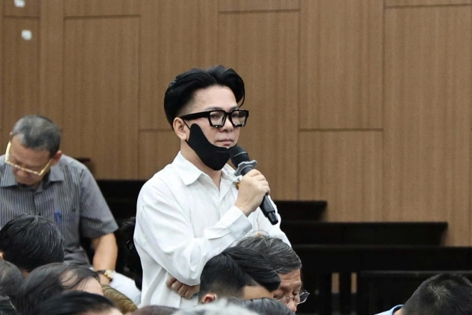 Ca sĩ Vũ Hà, tên thật Vũ Ngọc Hà, trả lời HĐXX. Ảnh: Danh Lam