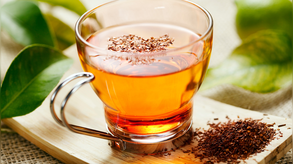 Trà Rooibos là một loại trà thảo mộc tự nhiên không chứa caffeine, rất phù hợp cho người cần kiểm soát cholesterol và huyết áp.